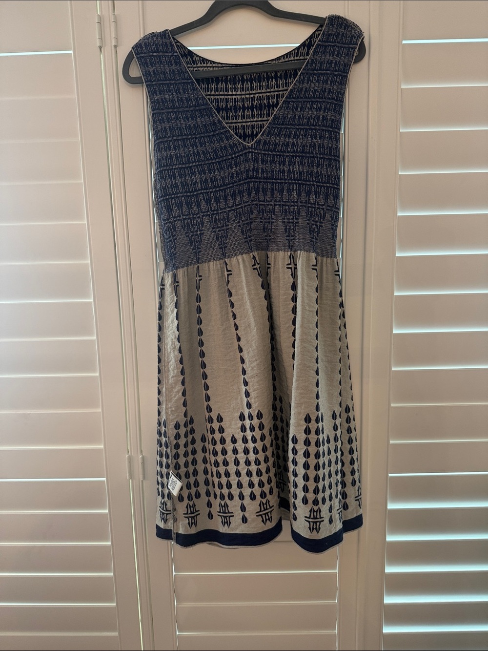 Max Studio Navy and White Patterned V-Neck Above the Knee Dress - Picture 3 of 8